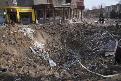 Cráter provocado por un bombardeo del ejército ruso en la ciudad de Mariupol el 13 de marzo de 2022.  