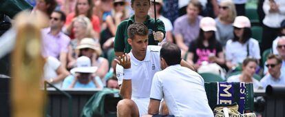 Klizan es atendido durante el partido contra Djokovic.