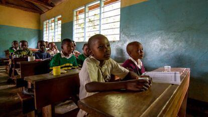 Unos ni&ntilde;os atienden a su profesora en una escuela de Mbaa, Tanzania.
