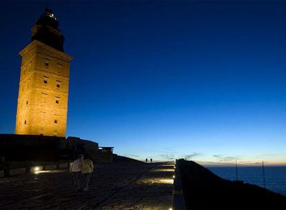 Vista de la Torre de Hércules de A Coruña al anochecer. La UNESCO ha distinguido hoy a este monumento de origen romano y apariencia exterior neoclásica como Patrimonio de la Humanidad.