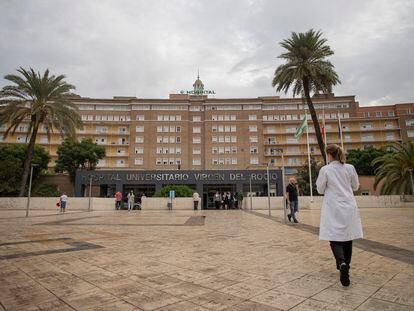 Fachada del Hospital Virgen del Rocío, en Sevilla.