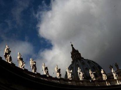La cúpula de San Pedro se yergue tras la columnata de Bernini.