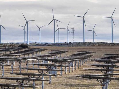 Parque eólico y planta fotovoltaica, en Almansa (Albacete).