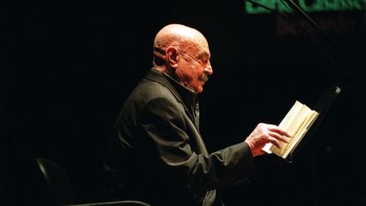 José Hierro (1922-2002), durante una lectura de sus poemas.