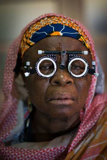 Una de las especialidades sanitarias que se lleva a cabo es el reparto de gafas graduadas para personas que han perdido la capacidad de realizar actividades básicas como leer. En la imagen, una vecina de Foumban en el momento en que le están graduando la vista.