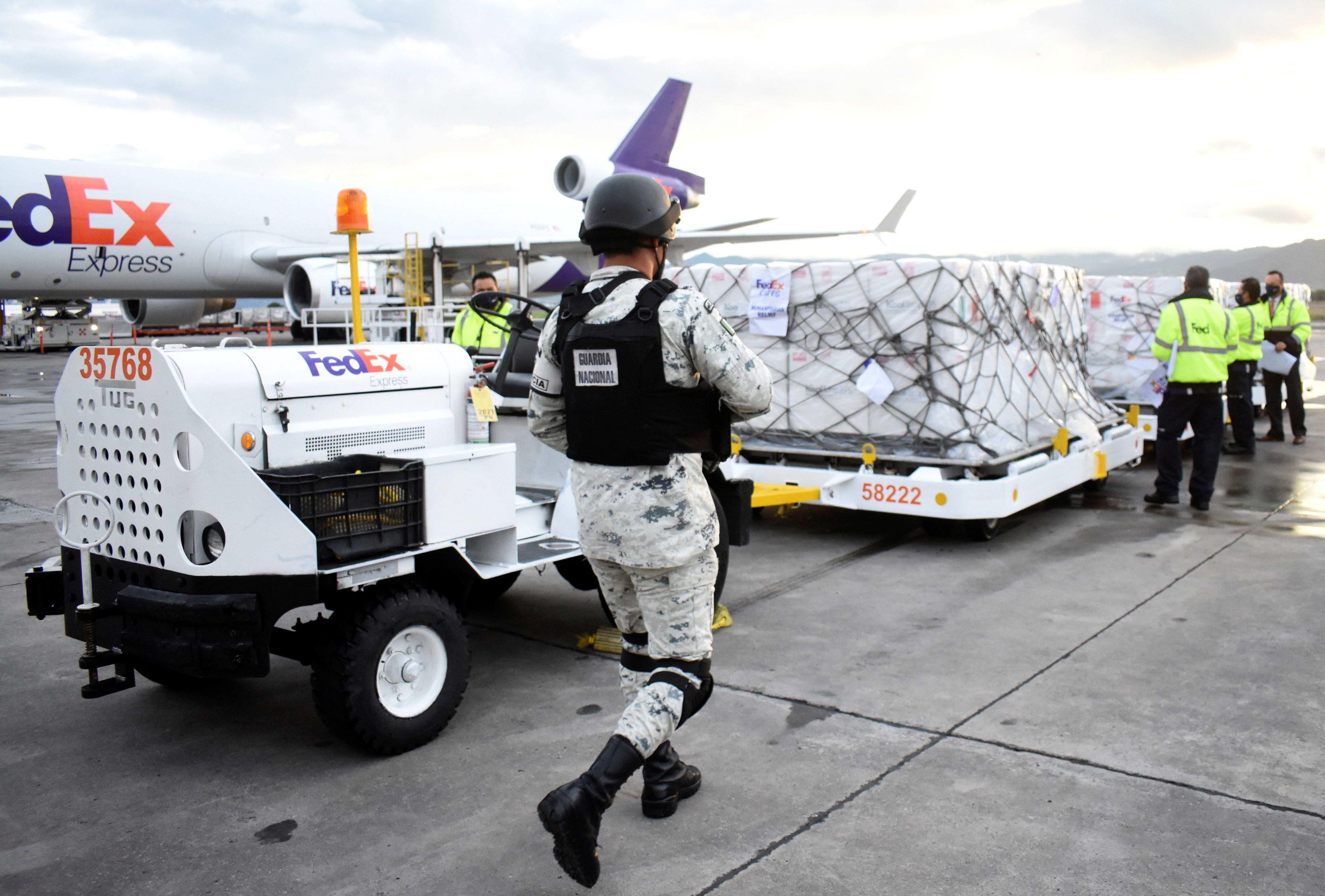 Llegada de un cargamento de vacunas de Johnson & Johnson donadas por EE UU al aeropuerto internacional de Toluca el 15 de junio.