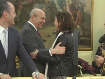 Saludo entre el ministro Wert y la consejera vasca Cristina Uriarte.