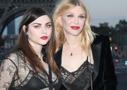 Frances Bean Cobain y su madre, Courtney Love, en el desfile de Saint Laurent del pasado martes.