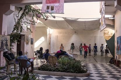 El patio central del edificio de Saint Louis (Senegal) acoge actividades culturales de diversas índoles como el OFF de la Bienal de Dakar, los encuentros entre productores y realizadores en el Festival de documental AfricaDoc o exposiciones de artistas locales en colaboración con la galería WAAW.