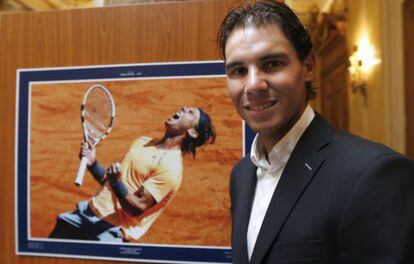 Nadal posa ante una foto de la final del Masters de 2012, en Mónaco.