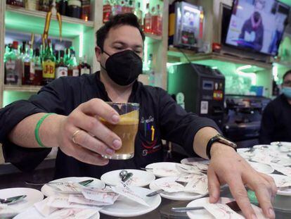 Un camarero sirve un cafe el día que reabrió la hostelería en el interior del establecimiento en Castilla y León.