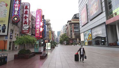 Comercios cerrados en el centro de Shanghái, este lunes.