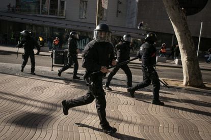 Un policía en acción durante las cargas policiales de Las Ramblas. 