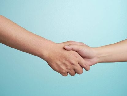 Por qué deberíamos dejar de dar la mano y probar otras formas de saludar