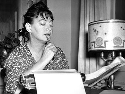 La escritora Dorothy Parker (1893-1967), frente a su máquina de escribir, en noviembre de 1941.