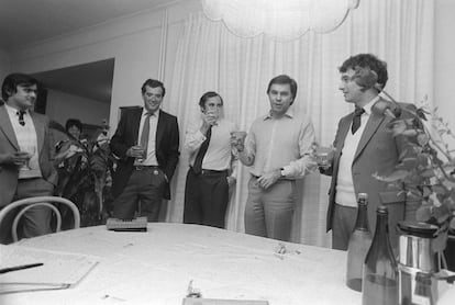 Felipe González y Julio Feo brindan con los escoltas tras conocerse la victoria por mayoría absoluta del PSOE. Esta fue la única foto que González pidió que no se publicara, ya que salían brindado con champán.