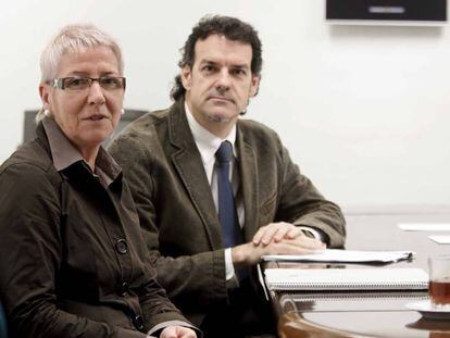 La directora de atención a las víctimas, Maixabel Lasa y su adjunto Txema Urkijo en Vitoria, en una imagen de 2012.