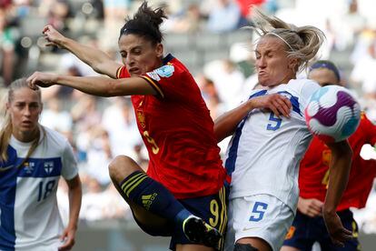 La delantera española Esther González (i) pelea por el balón ante Emma Koivisto (d), defensa de Finlandia, durante el encuentro del grupo B de la Eurocopa Femenina entre España y Finlandia, este viernes en el Stadium MK en Milton Keynes (Reino Unido). 
