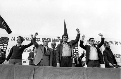 Felipe González, secretario general del PSOE, en el estadio Moscardó de Madrid, en mitin de apertura en la campaña de las primeras elecciones democráticas el 25 de mayo de 1977. Junto a él, Alonso Puerta (segundo por la derecha) y Javier Solana (primero derecha).