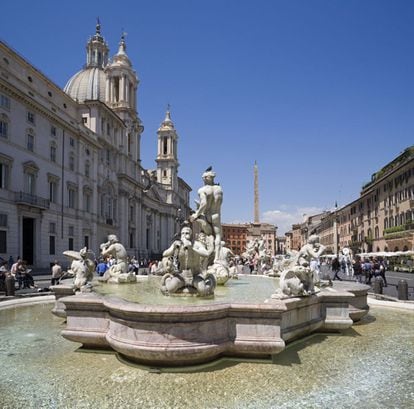 La fuente del Moro, obra de Bernini y Giacomo della Porta en la plaza Navona, junto a la iglesia de Santa Inés en Agonía, de Borromini.