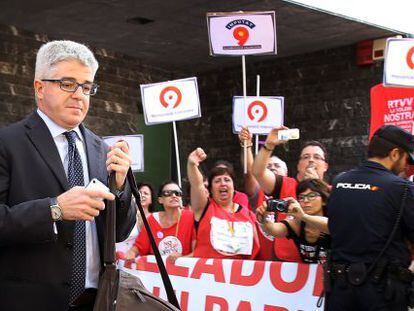 José López Jaraba en 2014, a las puertas del juzgado de Paterna, increpado por extrabajadores de RTVV.