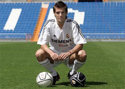 El defensa inglés Jonathan Woodgate durante su presentación como nuevo jugador del Real Madrid en el estadio Santiago Bernabéu. (CLAUDIO ÁLVAREZ)