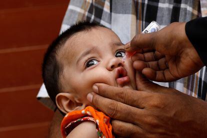 Una niña recibe gotas de la vacuna contra la polio, en Karachi, Pakistán, en una imagen de archivo.