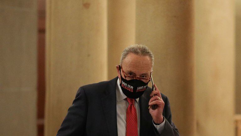 El líder de la minoría demócrata en el Senado, Chuck Schumer, habla por teléfono en el Capitolio.