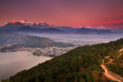 Vistas al atardecer desde una colina cercana a Pokhara, en Nepal.