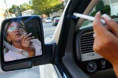 Una fumadora, en una calle de Nueva York.