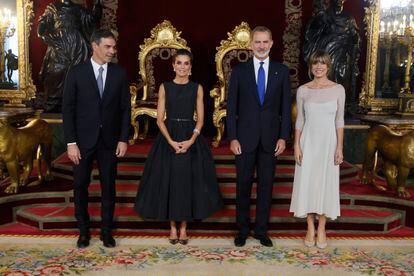 Los Reyes posan junto al presidente del Gobierno, Pedro Sánchez, y su esposa, María Begoña Gómez. Ella eligió para la ocasión un vestido del diseñador Marcos Luengo.