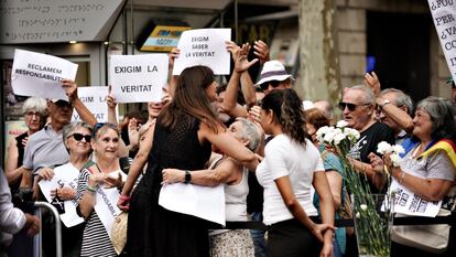 Una mujer consuela a una víctima de los atentados, durante los actos conmemorativos de este miércoles en Barcelona.