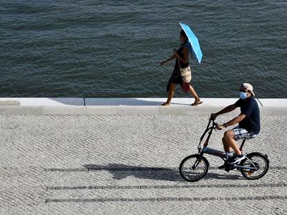 Un ciclista avanza por la avenida Docas do Ponte de Lisboa el 19 de julio.