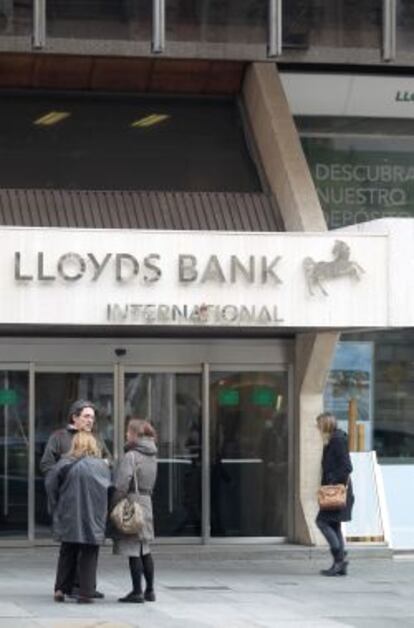 Fachada de una oficina de Lloyds Bank en España
