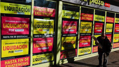 Una de las tiendas La Plaza de Dia, en Madrid, con los carteles de liquidación.