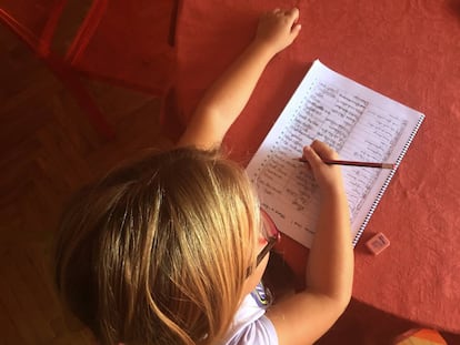 María tiene nueve años, le gusta leer, dibujar y jugar a hacer experimentos científicos en la cocina.