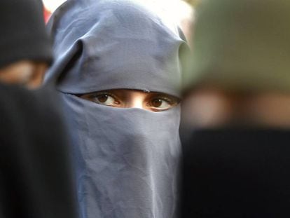 Mujeres musulmanas protestan en La Haya por la prohibición del burka.