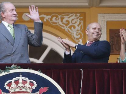 El rey Juan Carlos y el ministro Jos&eacute; Ignacio Wert, en el palco real de Las Ventas, el 4 de junio de 2014.