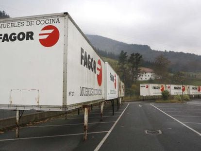 Contenedores para camiones de Fagor aparcados en Azpeitia.