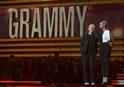 Ellen DeGeneres y Beyonce, en la presentación de los Grammy.