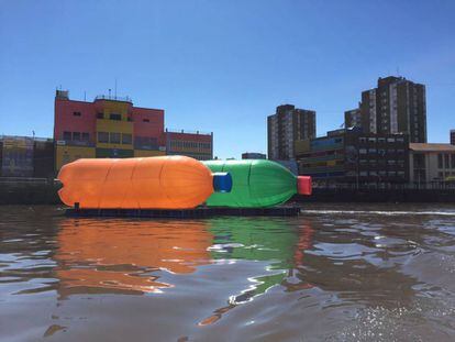 Botellas de plástico de Eduardo Srur para concienciar sobre la contaminación del agua.