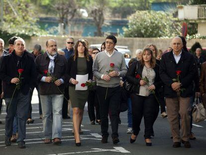 Dirigentes del PSE acompañan a la hija de Isaías Carrasco, Sandra (tercera por la izquierda) y a su viuda, Marian Romero, en el último homenaje celebrado en memoria del edil asesinado por ETA.