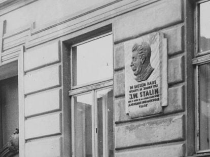 Placa de bronce en recuerdo de Josef Stalin en la fachada de la epnsión Schönbrunn, en la Schlosstrasse de Viena (1950).