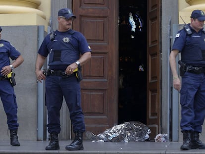 La policía junto al cuerpo de una de las víctimas, en Sao Paulo.