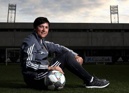 Toña Is, seleccionadora de la sub-17, en la Ciudad del Fútbol de las Rozas antes de poner rumbo al Mundial de Uruguay. 
 