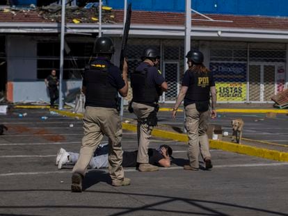 Miembros de la Policía de Investigaciones, PDI, realizan un arresto en Santiago, en octubre de 2019.