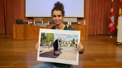 La fotógrafa Marina Escudero sujeta una imagen de Esperanza Pérez, pala en mano y cavando en un cementerio.