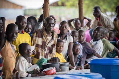 Refugiados congoleños esperan el reparto de comida en el campo de refugiados de Kyangwali, Uganda. 