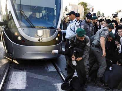 La polic&iacute;a dispersa a manifestantes ultraortodoxos que cortan el paso al tranv&iacute;a en el centro de Jerusal&eacute;n.