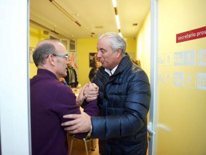 Pachi V&aacute;zquez felicita a Barquero tras conocerse los resultados.